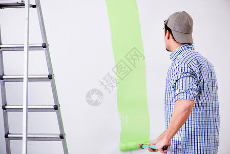 爬梯子男人年轻画家在家做装修建设者装潢师绘画承包商工人画笔维修滚筒雇用刷子背景