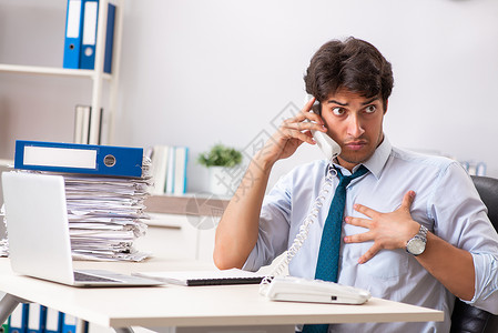 超负荷的繁忙雇员 工作量和文书工作太多办公室电话报告审核老板男人商业经理工人员工桩高清图片素材