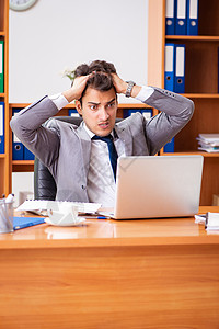 在办公室工作的年青雇员人数超载经理人士桌子报告律师商务笔记本员工职场压力高清图片素材