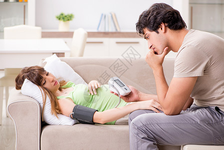 丈夫检查怀孕妻子的血压男人脉冲保险腹部病人疾病困惑仪表母亲诊断健康高清图片素材