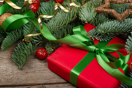 卡通圣诞树枝圣诞礼物和fir 树枝假期作品高架乡村季节星星装饰品礼物枝条横幅背景