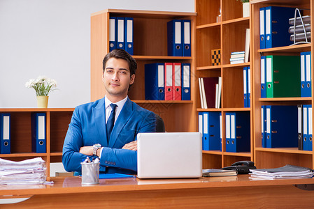 在办公室工作的年青雇员人数男人超载律师电脑职业老板工人雇主审核员压力管理人员高清图片素材