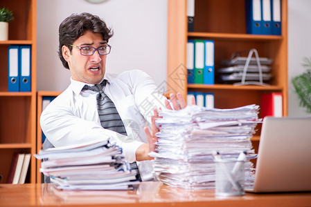 年轻英俊的商务人士对过度工作不满意职场恐慌电脑超载挫折会计律师经理工人员工老板高清图片素材
