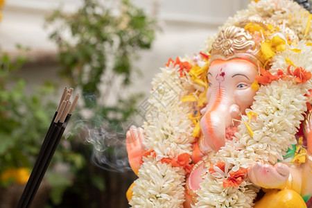 印度装饰在或vinayaka节庆仪式期间 在Vinayaka或Ganesha勋爵面前拜拜的Incense或arbatti木棍背景