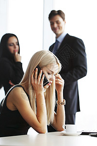 商业妇女通过电话交谈笔记本电脑女性公司生意人士办公室会议工作管理人员女商人高清图片素材