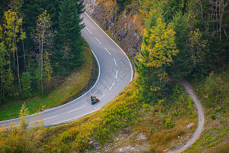 德国高速公路在巴伐利亚山脉的自行车 德国 欧洲背景