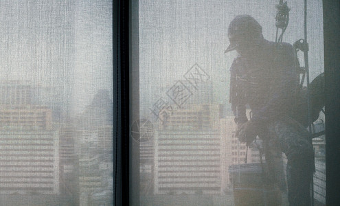 窗台办公大楼清洁人员图像的休光片绳索办公室男人窗帘玻璃窗户职业建筑城市清洁工背景图片