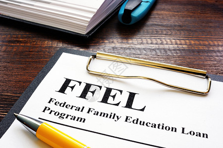 木制桌上的联邦家庭教育贷款FFEL方案感觉高清图片素材