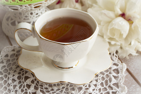 牡丹花边夏日喝茶 还用茶 白花桌布上的白花束子和白花桌布来生活背景
