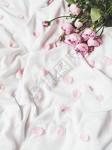 花瓣床浪漫优雅的高清图片