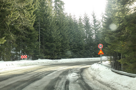 快速道路曲线上的驾驶员视图 部分被雪覆盖背景