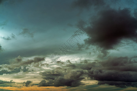 日落的天空 灰云和金云 苍蓝的天空和青雾蓝色气候悲伤棉布阳光风暴戏剧性自由雷雨死亡背景图片