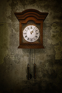 墙上的旧时钟时间古董房间挂钟钟表住宅分针背景图片