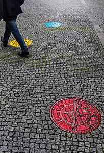 人穿过人行道 下水道覆盖多彩葡萄牙高清图片素材