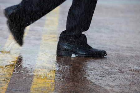 粉湿伞匆忙街道运动穿越人行道下雨商务商业生活行人场景背景
