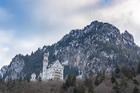 德国浪漫之路著名的纽施文斯坦城堡的美丽景色 位于全景地标山脉旅游旅行游客吸引力历史建筑学观光背景