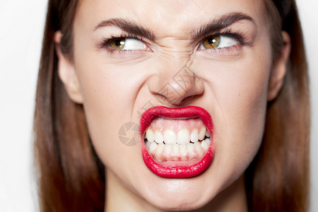 女人的肖像露着牙齿 看一眼阴暗舌头高清图片素材