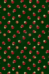在绿色背景的圣诞节红色装饰品 背景的圣诞节装饰品构成 平躺的红色饰品墙纸作品艺术风格框架装饰庆典白色假期新年背景图片