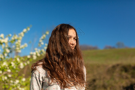 在一个盛开的春季绿花园里 一个年轻美丽的少女女孩的肖像女性花园公园季节女士洗发水头发情感冒充幸福苹果高清图片素材