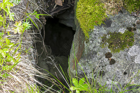 在挪威的石块之间 岩石洞穴里背景