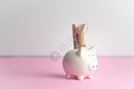 储蓄和捐赠的概念 关于可爱白猪的金钱禁令货币现金安全金融基金陶瓷债务投资盒子退休打开高清图片素材