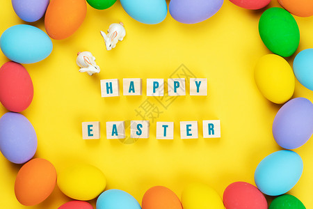 兔子面复活节日小兔子兔 小兔子在黄面包上装饰鸡蛋兔子打猎蓝色紫色场地天空友谊派对朋友礼物背景