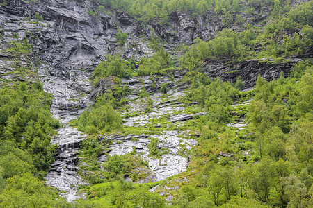 雨下的湿岩融化了水 海姆塞达 维肯 挪威背景图片