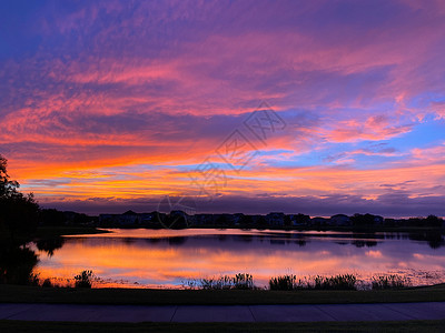 美丽的粉红 橙色和蓝色日落 反射着湖面户外的高清图片素材