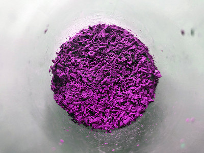收碗玻璃杯中的紫色粉末 装有配料的碗特写 透明容器中的彩色颗粒 神奇的幻想粉 炼金术和元素 顶视图色尘魔法杯子颜料节日艺术玻璃灰尘收背景