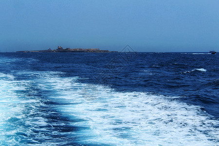 阿利坎特醒来时 背着船和塔巴尔卡岛在海上血管泡沫海景蓝色游艇小路旅行汽艇地平线运输背景