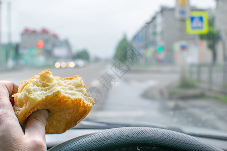 馅饼 面包 食物在车轮司机的手里高清图片