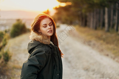 漂亮美女的温暖外衣 自然性 旅行路途度假背景图片