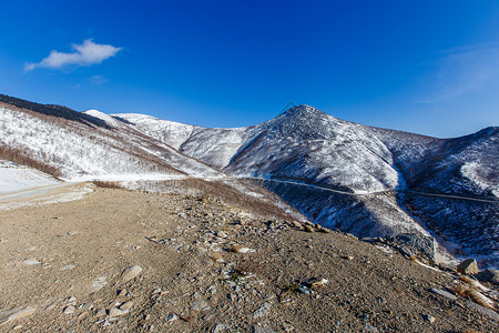 俄罗斯在山上的冬天 在高雪峰的山脉中 沿山道而行的蛇纹树木旅行环境场景交通游客仙境景观森林旅游背景图片