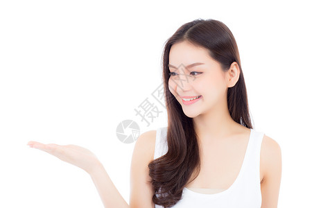 亚洲美丽的年轻亚洲女性 展示健康干净的皮肤前科女孩推介会手势化妆品女士身体魅力护理白色背景图片