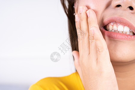患有牙痛 手触摸智慧牙齿的妇女 牙科 保健概念牙龈口服磨牙药品萃取疼痛凹痕伤害卫生插图背景图片