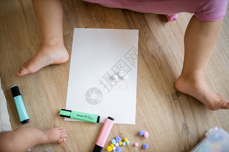 一张纸页 文字标记和棉球 与一个小女孩的腿一起枕头棉布童年学习幼儿园幸福婴儿蝴蝶女孩创造力粉色的高清图片素材