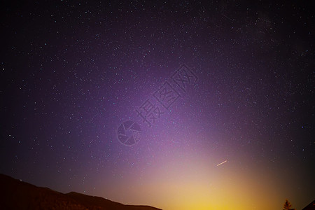 夜空中星空在蒂罗兰阿尔卑斯山 月亮升起摄影乳白色天空星云科学星光蓝色火花彗星紫色背景图片