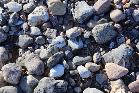 美丽的石头石块碎片 在无海平面的海滩上支撑鹅卵石宏观碎石花岗岩卵石海洋岩石矿物团体背景图片