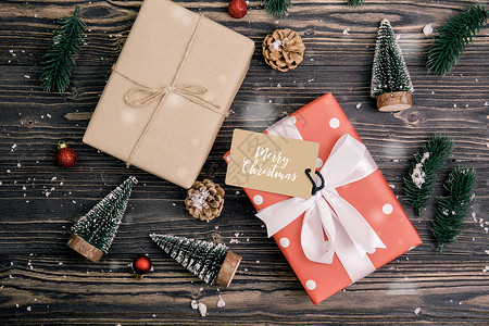 木制盒子圣诞节假日配有红色礼品盒和标签装饰品配件庆典松果丝带纪念日季节桌子礼物盒生日艺术背景