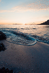 为梦出发在以岛屿为背景和复制空间的彩色日落中 沙滩上潮汐的垂直图像海浪运动反射热带强光阳光金子娱乐力量辉光背景