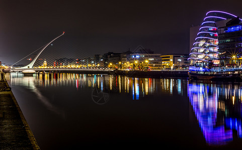 爱尔兰都柏林河 Liffey 晚上与竖琴桥反射夜建筑学灯笼竖琴天际全景月亮景观城市镜子星星背景图片