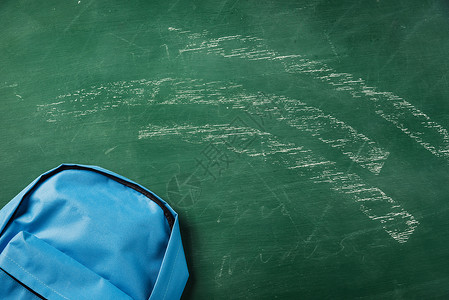 绿色黑板上的学校背包创造力大学教学孩子课堂学生配件补给品小吃老师后退高清图片素材