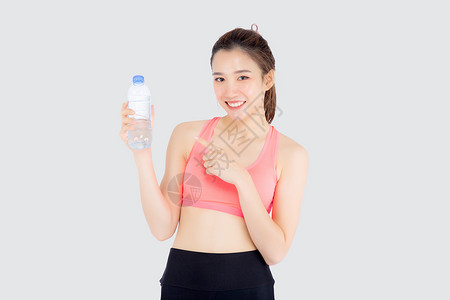 锻炼后喝白酒的运动中美丽的年轻年青女子数字营养饮食训练身体瓶子健身房女性活力运动员背景图片