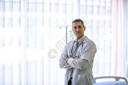 男性医生满怀信心地站在医院的肖像身体高清图片素材