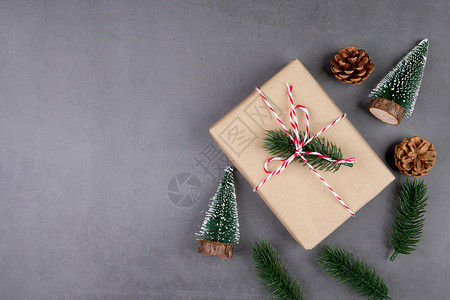 真或假圣诞假配有礼品盒装饰 新年和Xmas或周年纪念 礼物以水泥地板背景在季节 顶层视图或平板外衣 复制空间礼物盒生日标签作品手工丝带背景