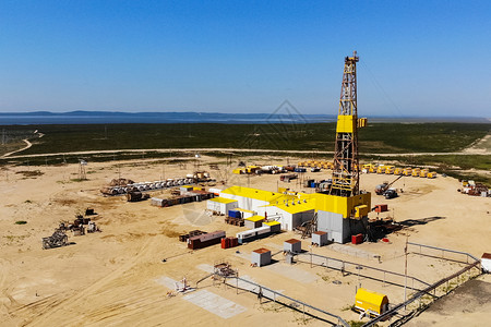 用于石油和天然气钻井的钻机石化页岩天空原油工程工地活力蓝色力量抛光背景图片