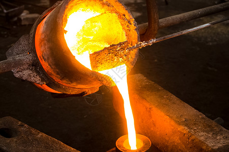 钢铁厂的大碗熔化金属 钢铁生产作坊铸造技术火花融化建筑钢厂冶金冶炼制造业背景图片