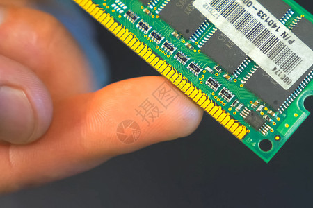电脑内存 内存木板字节硬件电子磁盘服务工作螺丝刀数据绿色电路背景图片