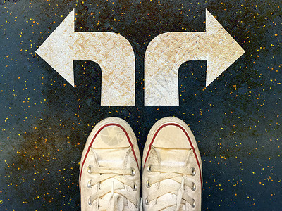 双支白箭印着两条白色箭头的缝鞋指在德国公路上高清图片