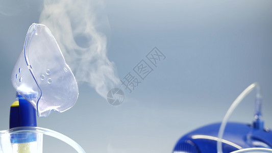 雾化器的氧气面罩 用于肺炎 covid sars 和支气管炎治疗的医疗设备 吸入器 呼吸肺部疾病恢复 流感 咳嗽和支气管哮喘治疗背景